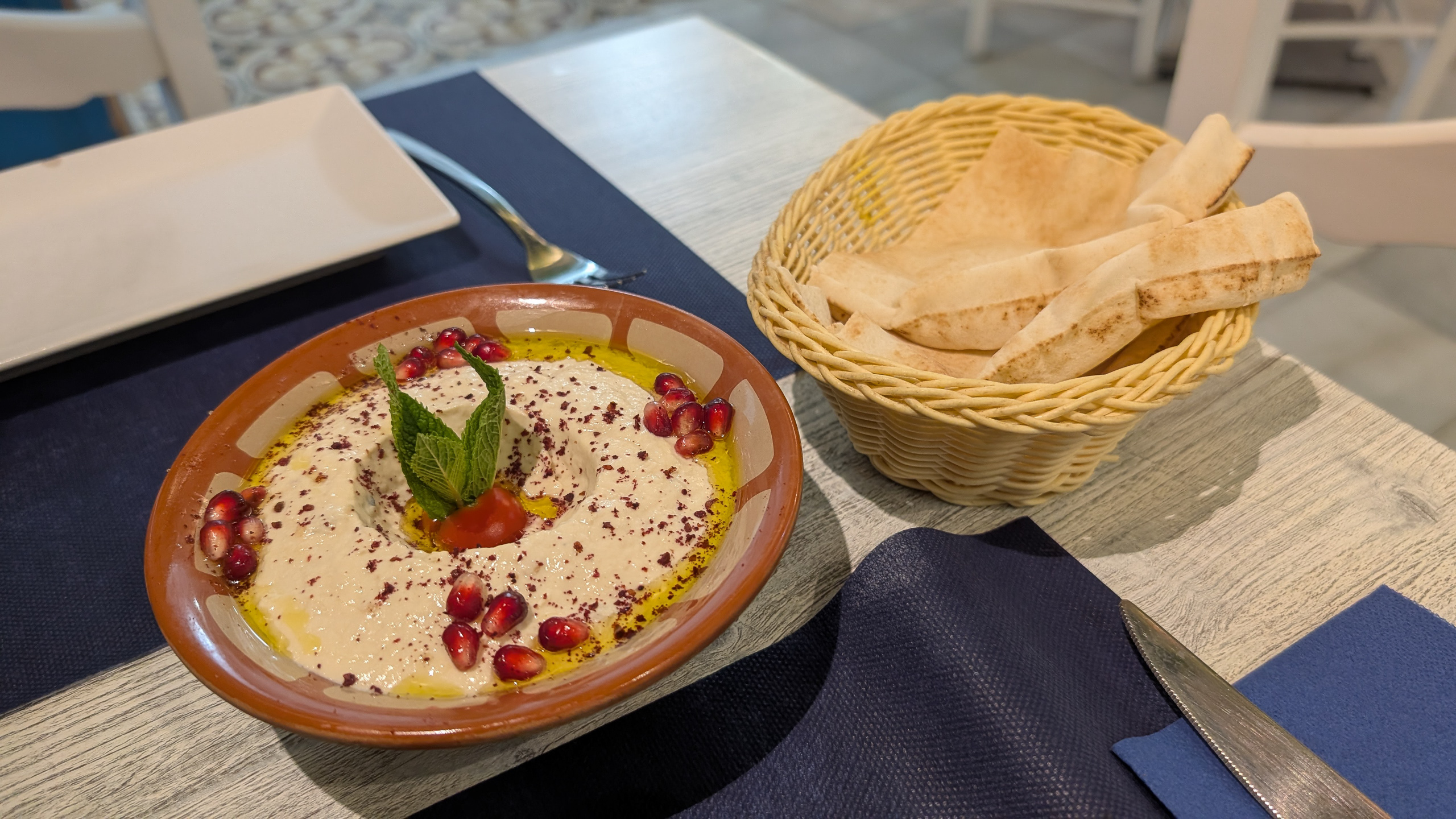 Hummus mit Granatapfel und Fladenbrot im Damasco